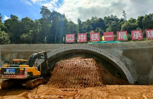 南昌西二环高速项目工程梅岭隧道启动进洞施工